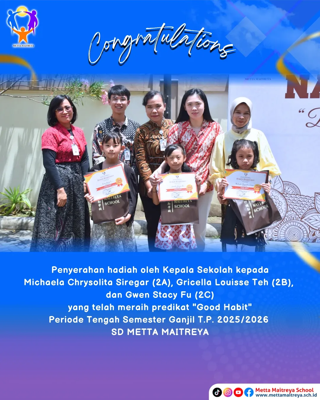 Penyerahan hadiah oleh Kepala Sekolah yang telah meraih predikat Good Habit Periode Tengah Semester Ganjil T.P. 2025-2026 Kelas 2